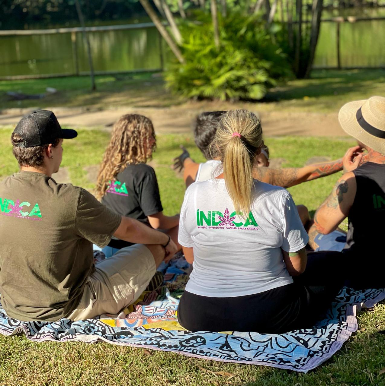 Equipe da ÍNDICA com animais